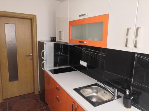 cocina con fregadero y microondas en Apartman Deni en Travnik