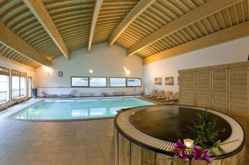 a large swimming pool in a large room at Hameau 4 502 - SPA & PISCINE appartement 3 pièces 6 pers in Orelle