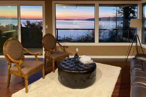 a living room with two chairs and a coffee table at Sunset Getaway in Utsalady