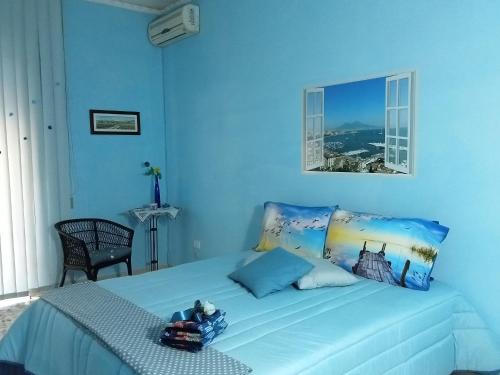 ein blaues Schlafzimmer mit einem Bett mit blauer Wand in der Unterkunft La Terrazza di Monica & Teresa in Portici
