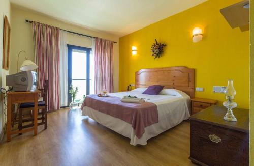 En eller flere senge i et værelse på Hotel Los Templarios