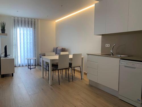 a kitchen and dining room with a table and chairs at Ca La Rosalia Arbeca in Arbeca