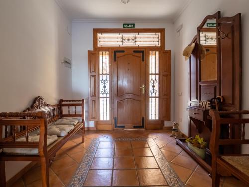 AlboracheにあるCasa Esperanzaのリビングルーム(木製のドア、テーブル付)