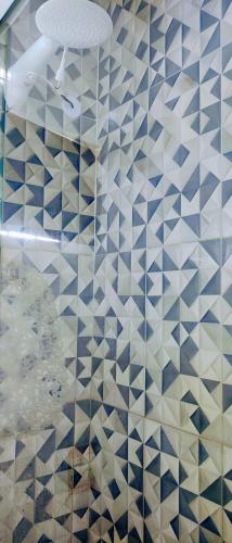a bathroom with a blue and white tiled wall at Suítes Ninho da Águia Saquarema in Saquarema
