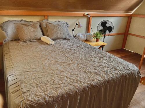 duże łóżko w pokoju z: w obiekcie Cabaña equipada w mieście Puerto Jiménez