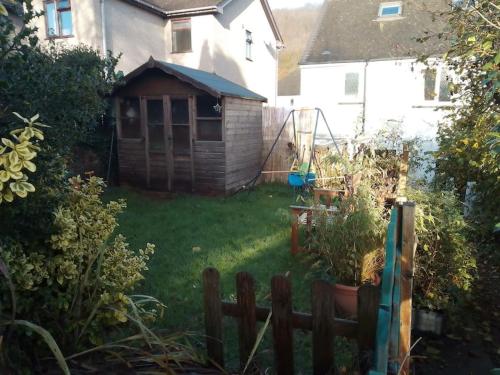 - un jardin avec une clôture en bois dans la cour dans l'établissement Beautiful family home, à Taffs Well