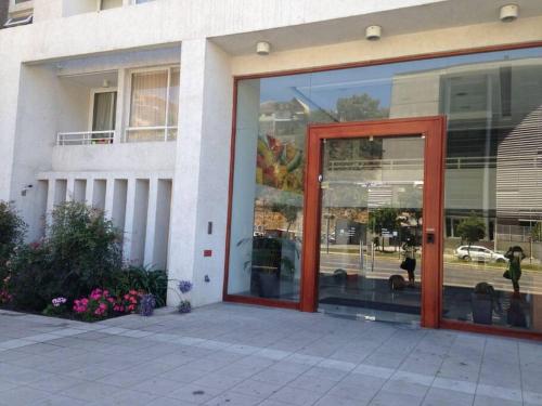 a building with a red door in front of it at Departamento en centro de Viña del Mar in Viña del Mar