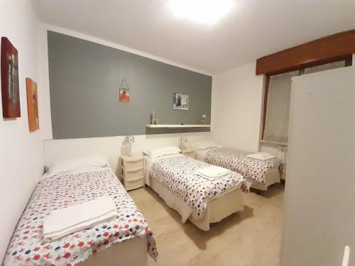 a room with three beds in a room at BIKE HOUSE "evo" in Seriate