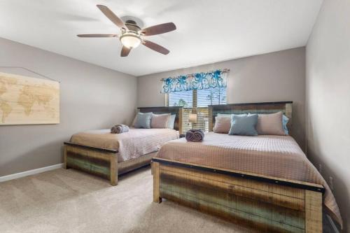 een slaapkamer met 2 bedden en een plafondventilator bij Cruz Family Treasure All In One Home in Navarre