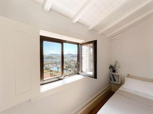 een witte kamer met een bed en 2 ramen bij Novo Apartamento Porto - Vistas Rio Douro in Porto