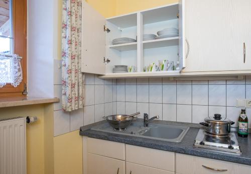 eine Küche mit einer Spüle und einer Arbeitsplatte in der Unterkunft Waldhauser Hof in Schönau am Königssee