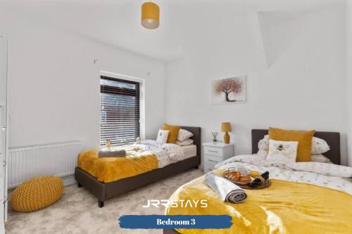 1 dormitorio con 2 camas y ventana en Burton on Trent - 3 Bedroom, Sleep 6, Wi-Fi - JRR Stays en Burton upon Trent