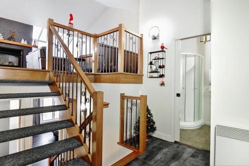 eine Treppe in einem Haus mit weißen Wänden in der Unterkunft 569 chemin du Hibou in Stoneham