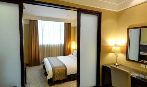 Tempat tidur dalam kamar di Taipei International Hotel
