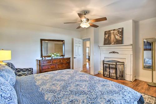 1 dormitorio con 1 cama y chimenea en Serene Blue Cottage on Majestic Acres Ranch, 