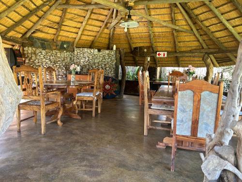 - une salle à manger avec une table et des chaises en bois dans l'établissement Mihandzu Guest House, à Hazyview