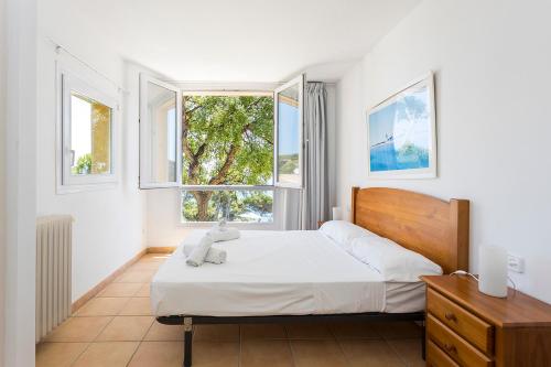 una camera da letto con un letto con un orsacchiotto sopra di Luxury villa in front of the beach ONA a Calella de Palafrugell