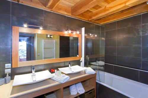 a bathroom with two sinks and a mirror at Appartement Noel Martin - 3 chambres in Les Deux Alpes