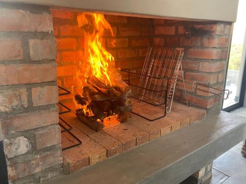 d'une cheminée en briques avec une cheminée. dans l'établissement Exhale Cottage, à Montagu