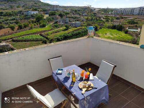 uma mesa e cadeiras numa varanda com vista em Mellieha beach em Mellieħa