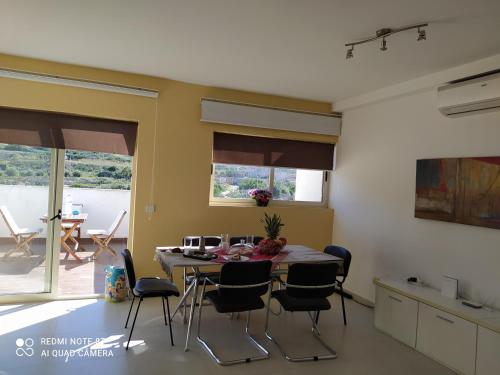 - une salle à manger avec une table et des chaises dans l'établissement Mellieha beach, à Mellieħa