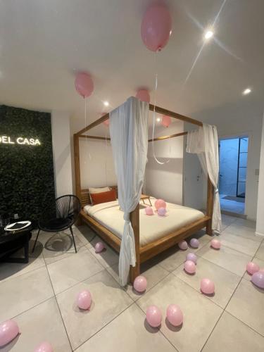 Habitación con cama con globos rosados en el suelo en Spa Palawan privé avec jacuzzi et sauna Liège, en Lieja