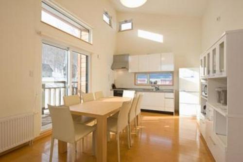 - une cuisine et une salle à manger avec une table et des chaises dans l'établissement Ruby Chalet, à Niseko