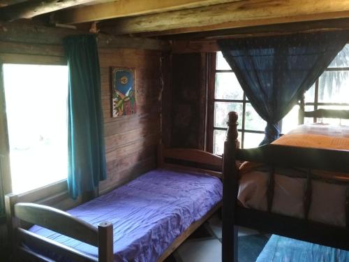 a bedroom with a bunk bed in a cabin at El Encuentro - Casa para 12 personas in Maldonado