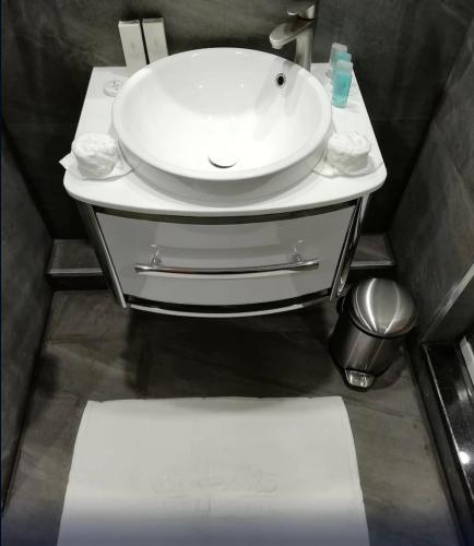 a bathroom with a sink and a white sink at Ferdi Lilly in Ben ʼAknoûn