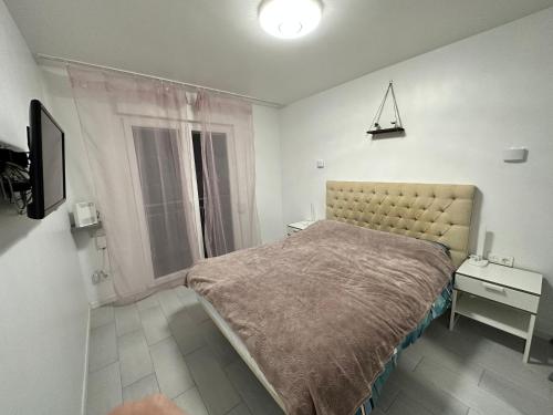 a bedroom with a large bed and a window at Apartamento Garbinet in Alicante