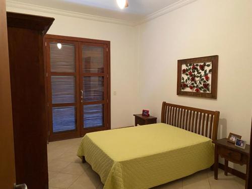 a bedroom with a bed and a window at Casa de Campo sítio NSra Aparecida 