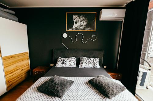 Ένα ή περισσότερα κρεβάτια σε δωμάτιο στο HERMES APARTMENT & 2 free garage secured parkings