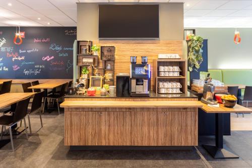 Un restaurante o sitio para comer en ibis Hotel Brussels Centre Gare du Midi