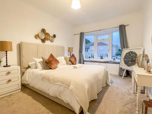 a bedroom with a large bed and a window at Attractive 3 Bedroom Apartment in Polmadie