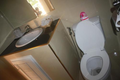 a small bathroom with a toilet and a sink at Nong Nuey Rooms in Ko Samed