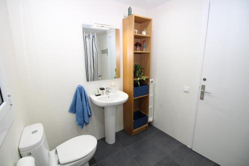 a bathroom with a white toilet and a sink at Nuevo Balmes Habitaciones in Barcelona
