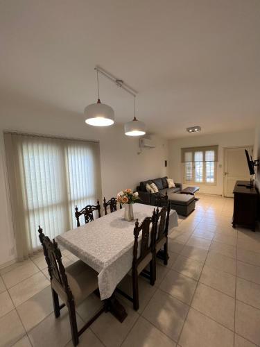聖胡安的住宿－Duplex Céntrico TaLau，客厅配有桌子和沙发