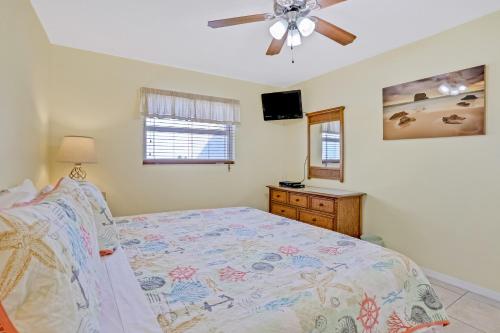 Un pat sau paturi într-o cameră la Sea Breeze 705