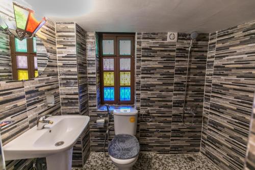 La salle de bains est pourvue d'un lavabo et de toilettes. dans l'établissement Riad bel kaid fes, à Fès