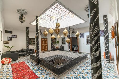een slaapkamer met een bed in een kamer bij Riad bel kaid fes in Fès