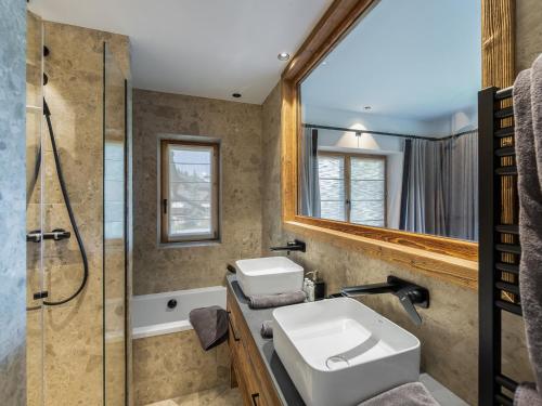 La salle de bains est pourvue d'un lavabo et d'une douche. dans l'établissement Appartement Courchevel 1850, 4 pièces, 6 personnes - FR-1-564-91, à Courchevel