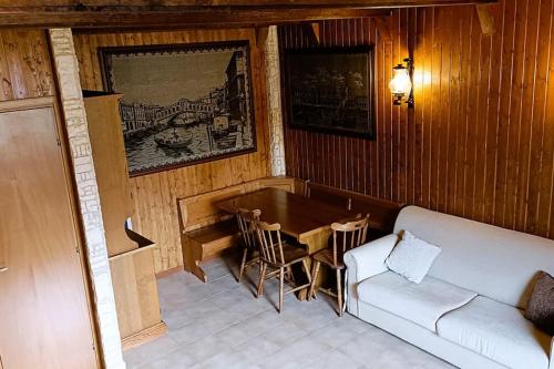 a living room with a table and a couch at Molise da scoprire e da sciare in San Massimo