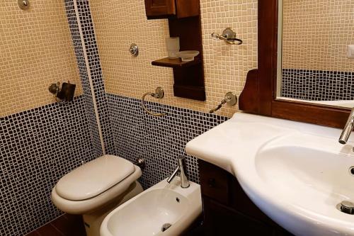 La salle de bains est pourvue de toilettes blanches et d'un lavabo. dans l'établissement Molise da scoprire e da sciare, à San Massimo