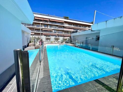 a swimming pool on the roof of a building at Parking + piscine, tout confort, proche aéroport & mer in Saint-Laurent-du-Var