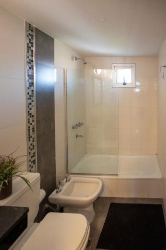 y baño con aseo, bañera y lavamanos. en Barrio Norte-new apt - con Pileta en San Miguel de Tucumán