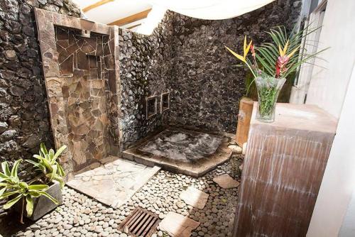 Casa Sunzal في لا ليبرتاد: حمام مع دش مع إناء من الزهور