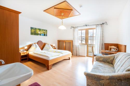 un ampio soggiorno con divano di Appartement Achenhof a Bad Hofgastein