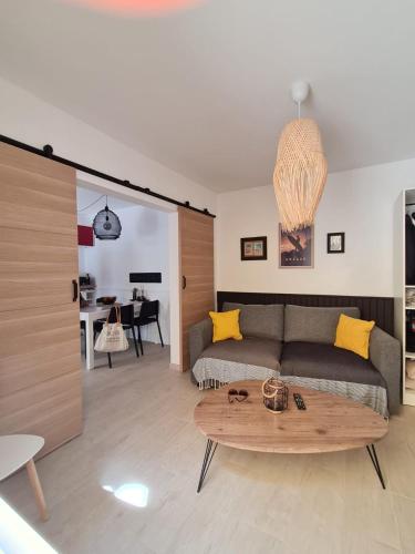 un salon avec un canapé et une table dans l'établissement ELLE Loc St-Brévin, à Saint-Brévin-les-Pins