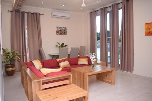 ein Wohnzimmer mit einem Sofa und einem Tisch in der Unterkunft Green Court Serviced Apartments in Accra