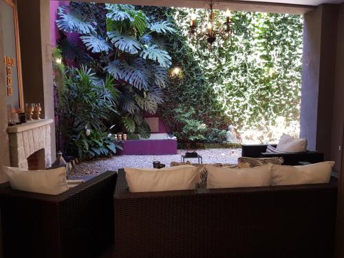 - un salon avec un canapé dans une pièce ornée de plantes dans l'établissement InspireBA - Garden, à Buenos Aires